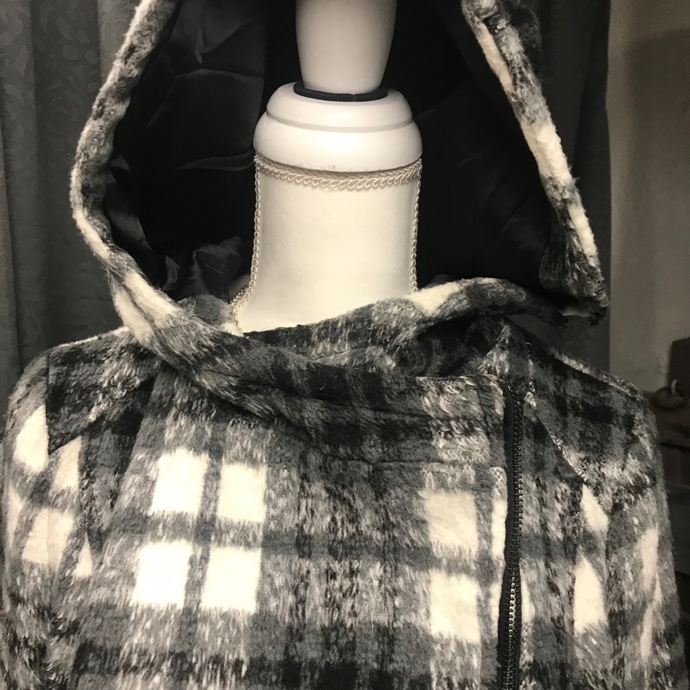 Magnificent black and white plaid coat - Picture 6 of 8